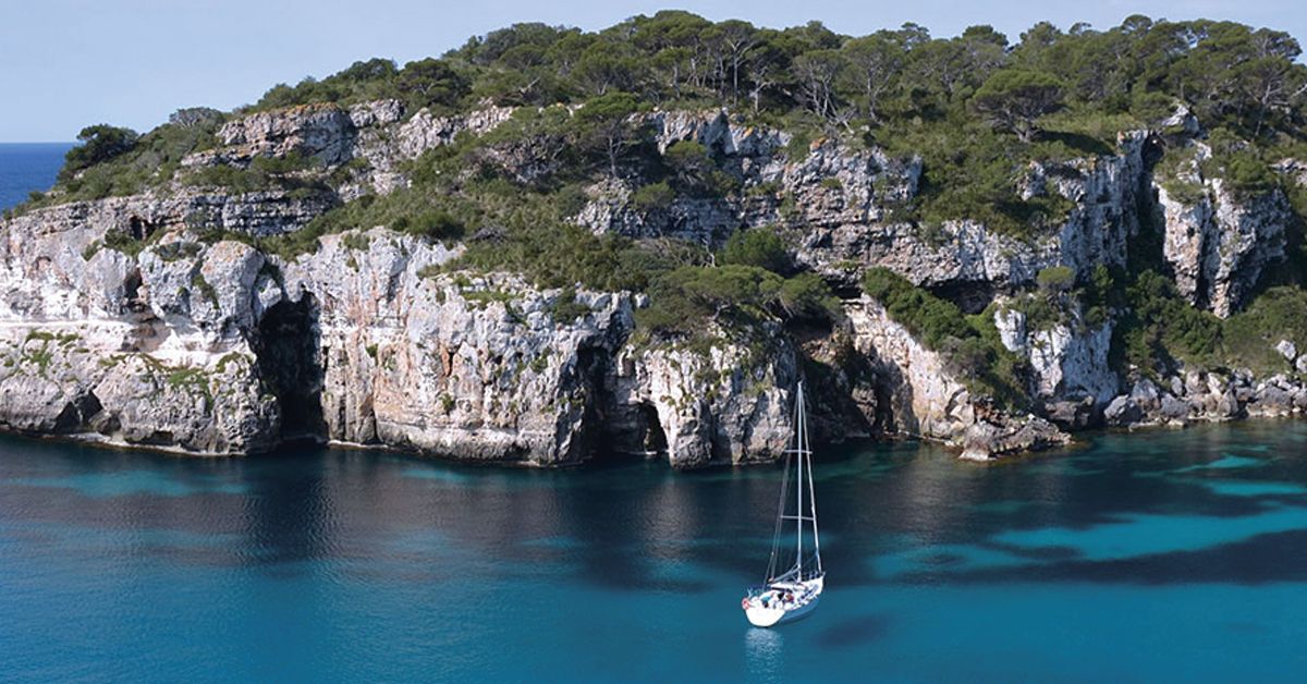 acantilados de es calo con un velero en la costa