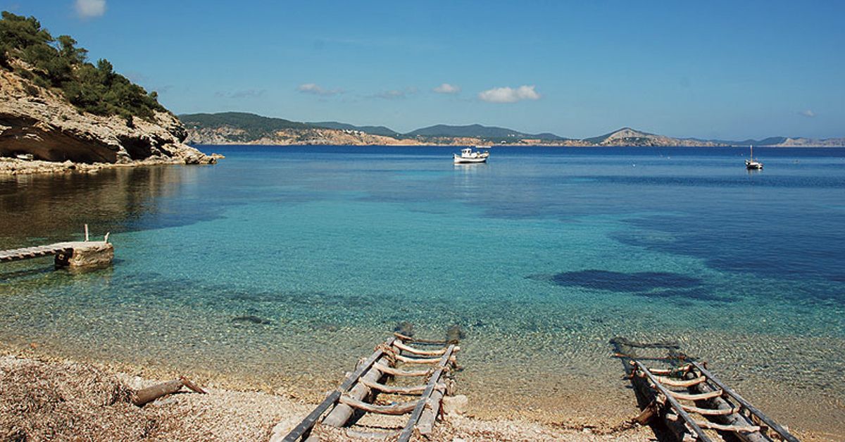 embarcadero en cala llentrisca en ibiza