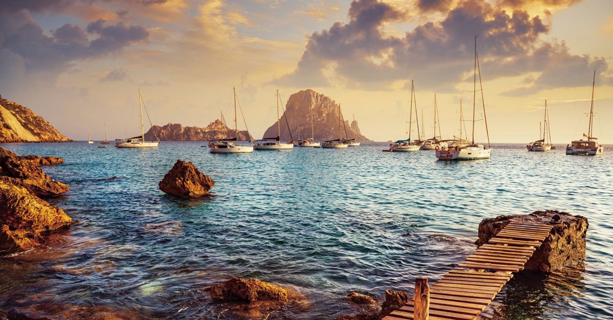 puesta de sol en cala dhort en ibiza 