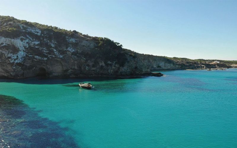 Pasarela y escaleras para entrar en el agua de Es Caló